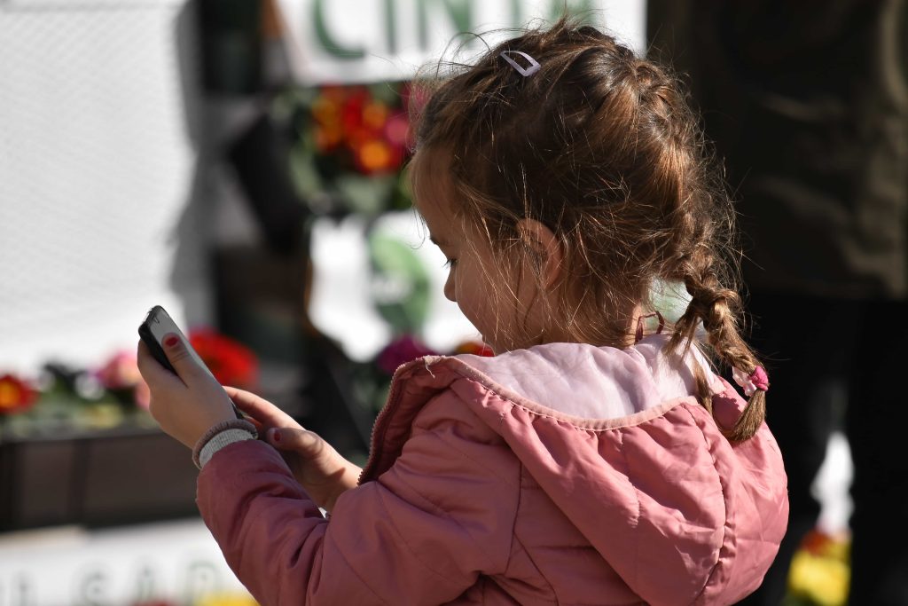 Wikimedia Chile firma declaración sobre riesgos de usar la Clave Única para verificar edad en redes sociales 