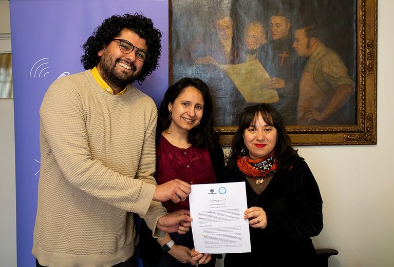 Wikimedia Chile y Colegio de Periodistas firman convenio para fortalecer la integridad de la información en el país